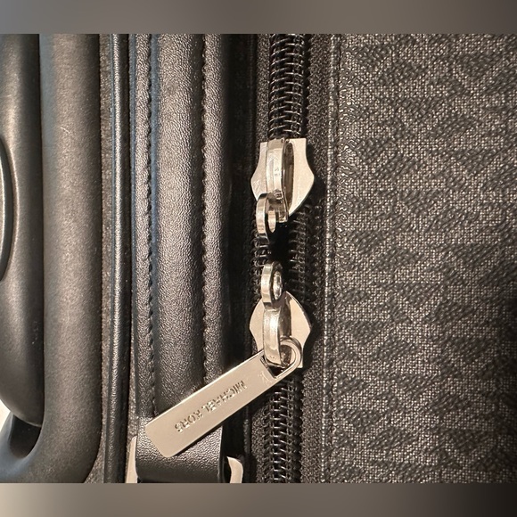 Michael Kors travel trolley carry-on bag. Used once - excellent condition - Picture 6 of 7